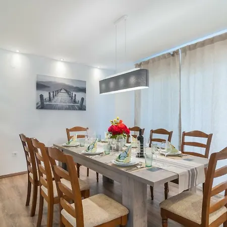 Apartman Braavos **** アパート